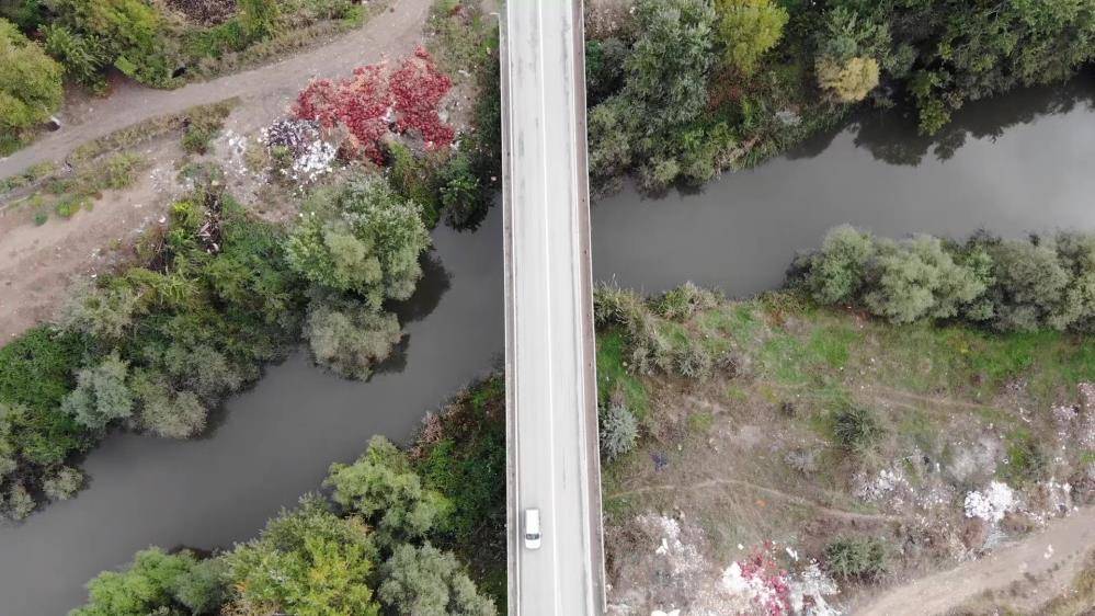 Nehrin kıyısına döküldü! Çuvallar dolusu soğan ve patlıcana inceleme 1